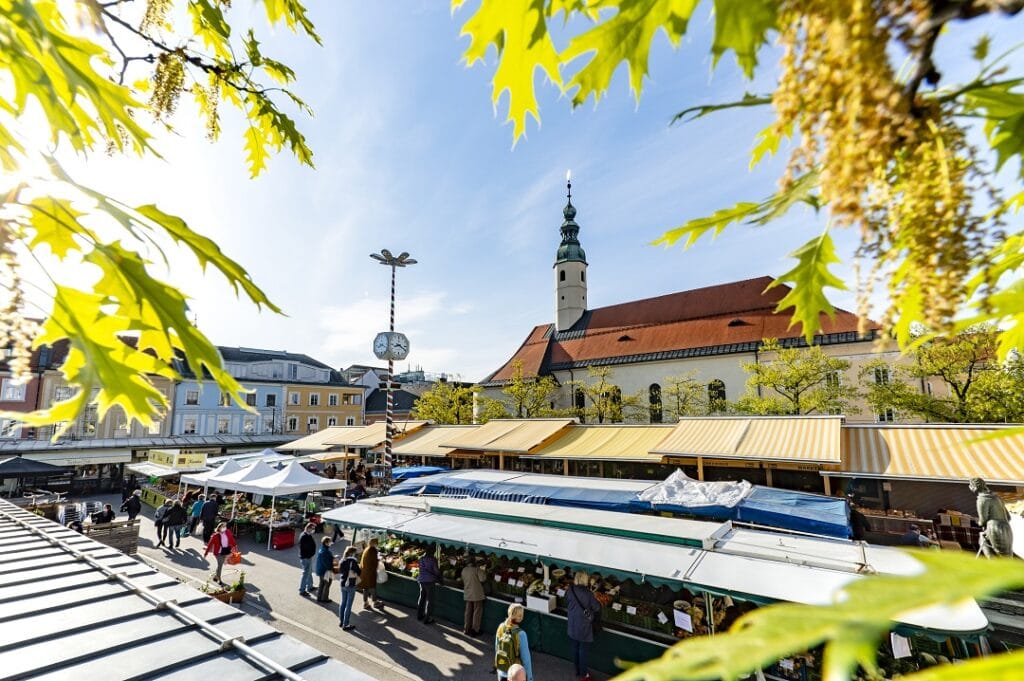 Benediktinermarkt und Blick auf das Magistrat in Klagenfurt