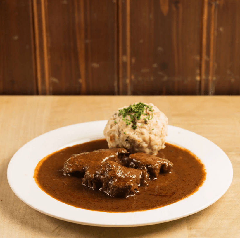 Gulasch mit Semmelknödel