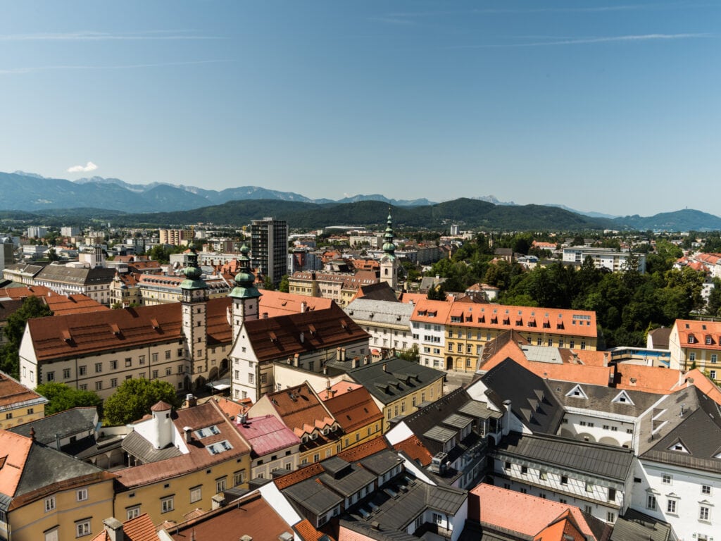Blick über Klagenfurt an einem sonnigen Tag