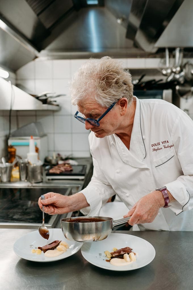 Koch beim finalen Anrichten der Speisen im Dolce Vita Restaurant in Klagenfurt 