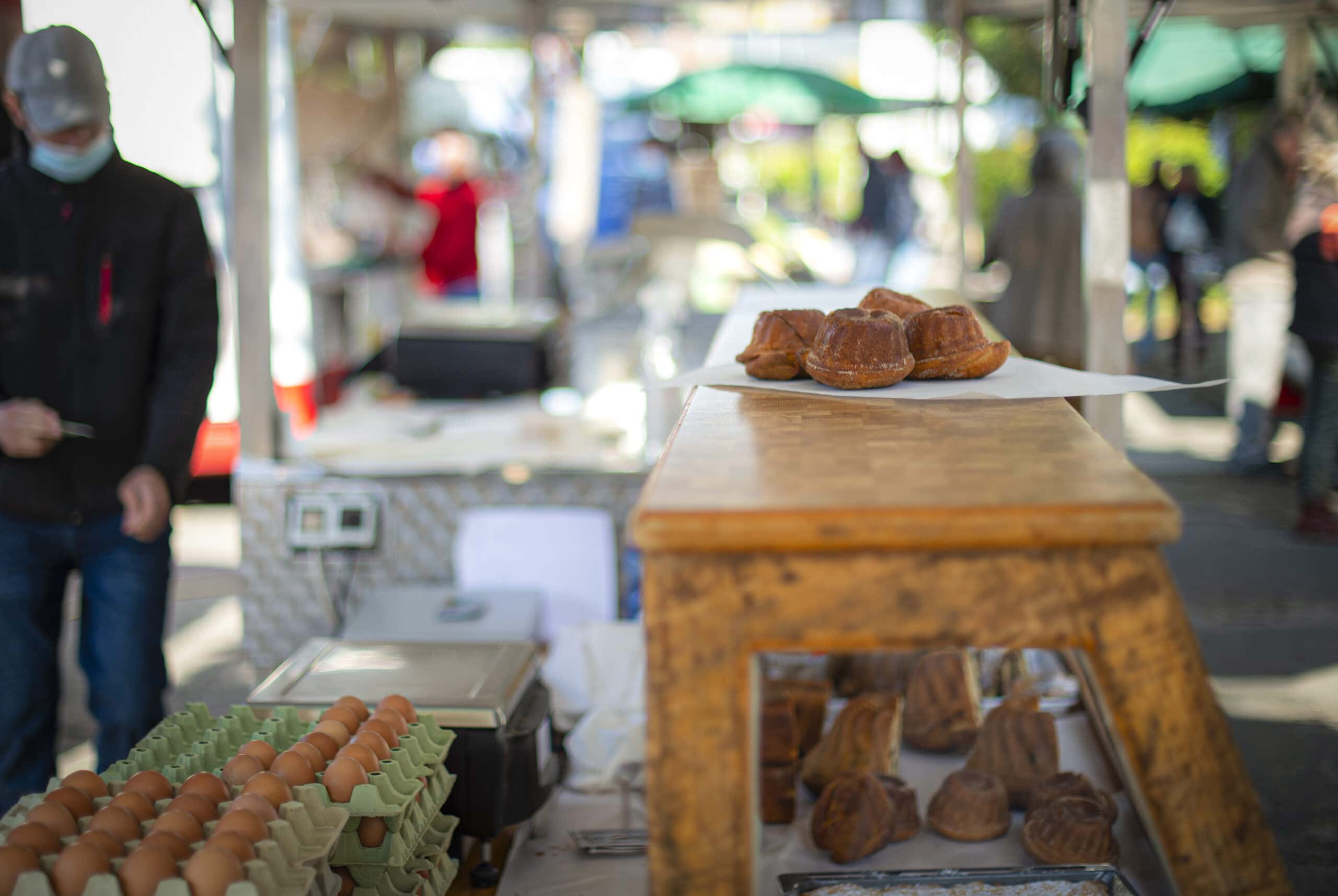 frische Eier und Gugelhupf bei Stand beim Waidmannsdort Markt in Klagenfurt 