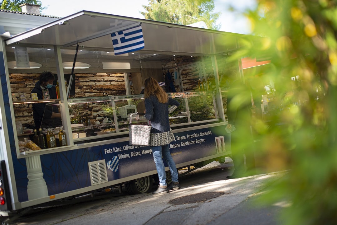 Stand mit griechischen Spezialitäten beim Waidmannsdorf Markt in Klagenfurt