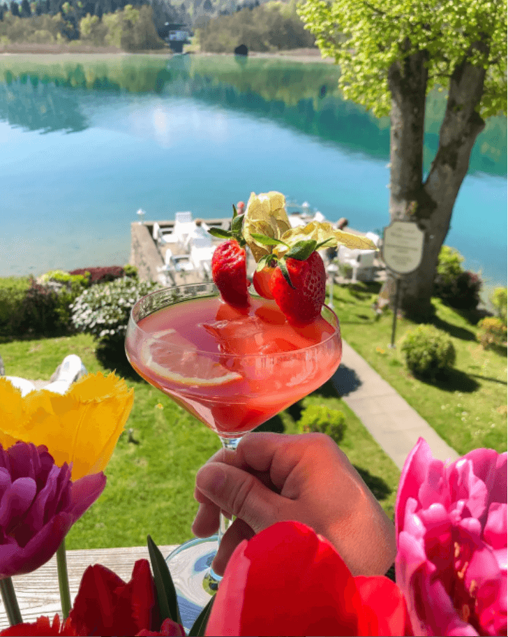 Cocktail Closeup und Blick auf Terrasse im Restaurant Maria Loretto in Klagenfurt 