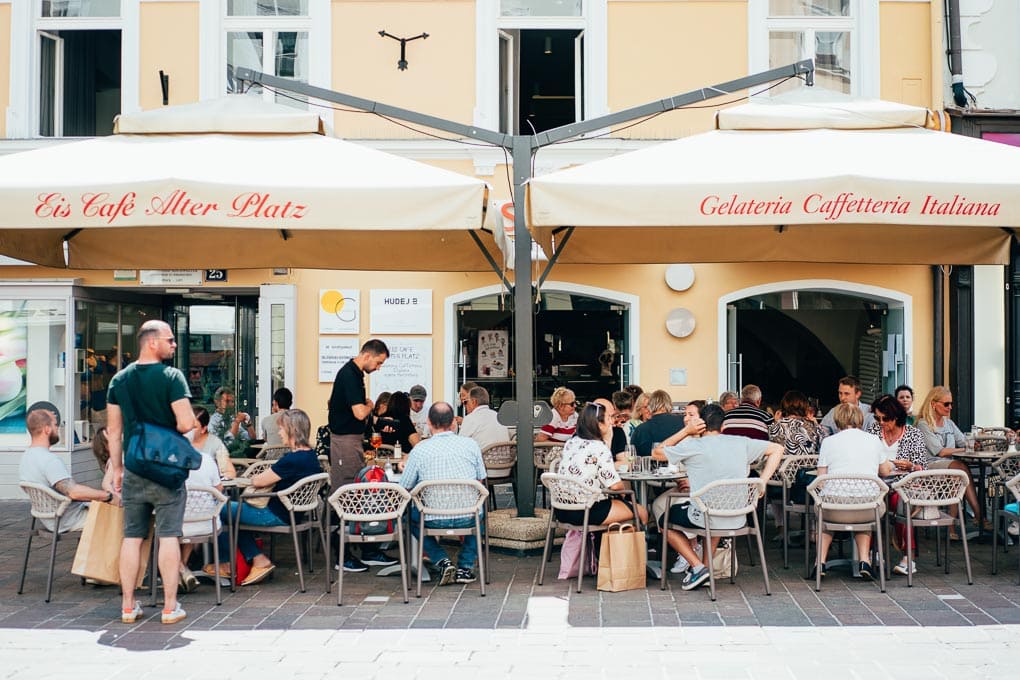 Gut besuchtes Eiscafé Alter Platz im Sommer