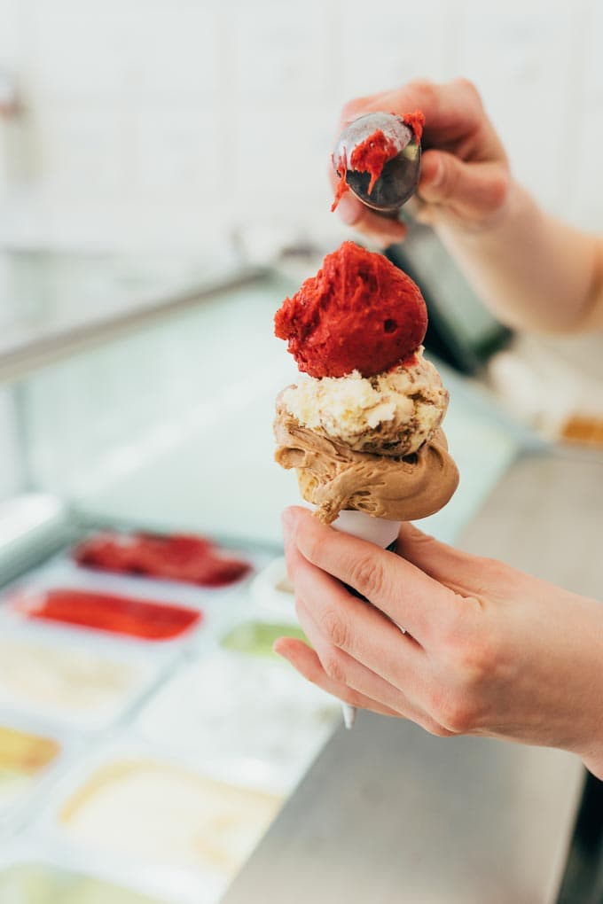 Eistüte mit Haselnuss, Stracciatella und Erdbeer Eis 