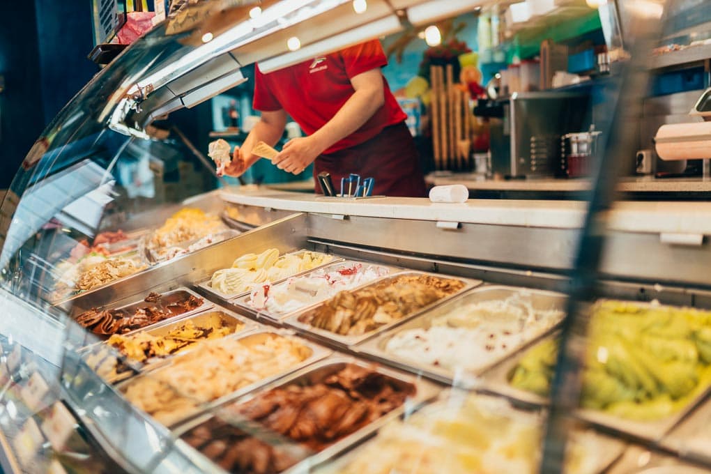 Eine Eistüte wird vorbereitet in der Gelateria in Klagenfurt