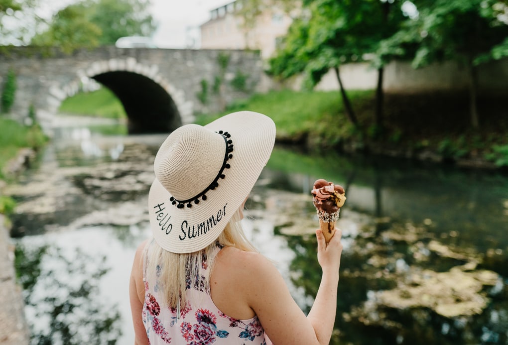 Frau mit Sommerhut beim Eisessen in Klagenfurt 