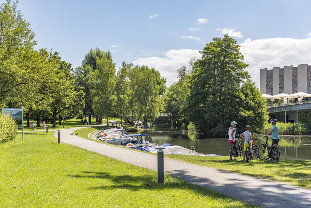 Radweg in Klagenfurt am Wörthersee an sonnigem Tag