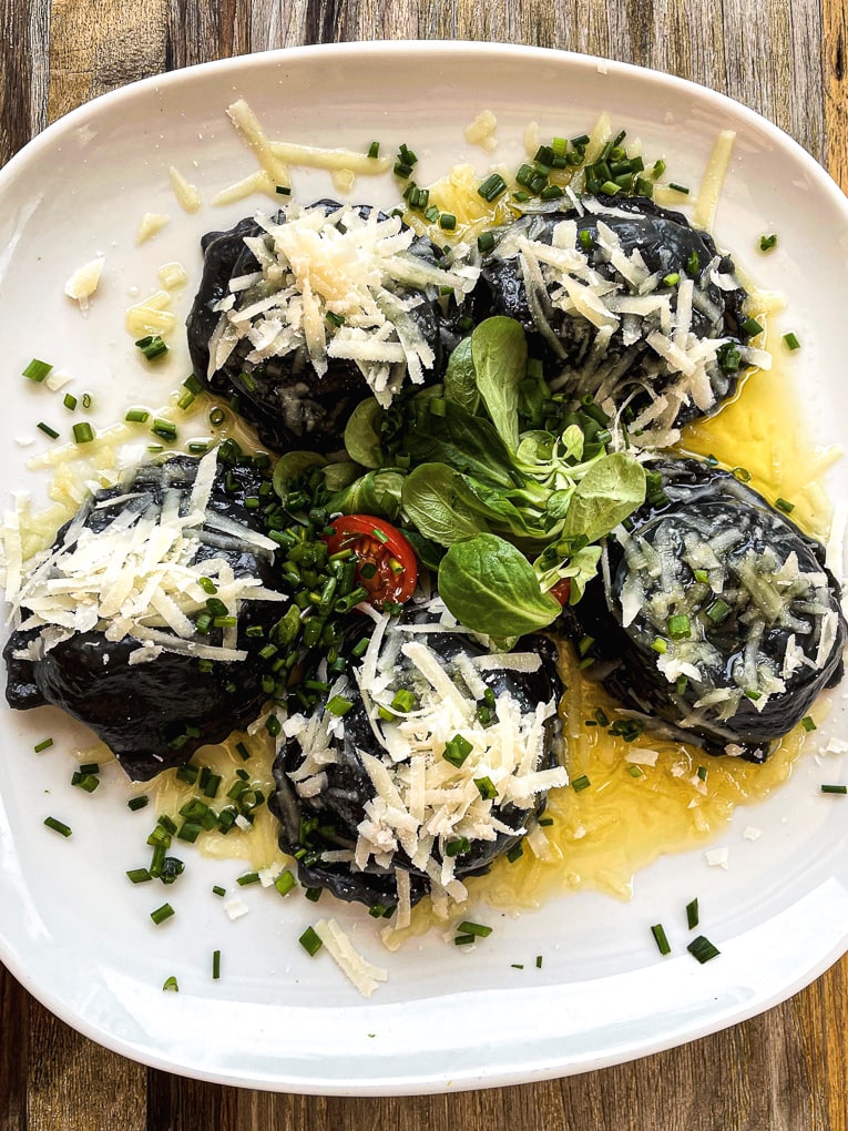 hausgemachte Spinatknödel im Restaurant "Zuagrast" in Klagenfurt