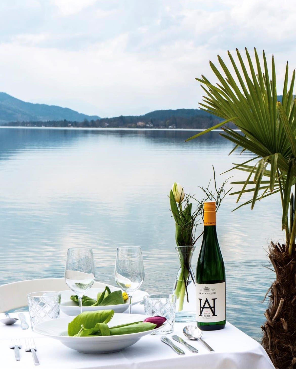 Gedeckter Tisch und Flasche Wein im Sunset Café in der Wörthersee Ostbucht 