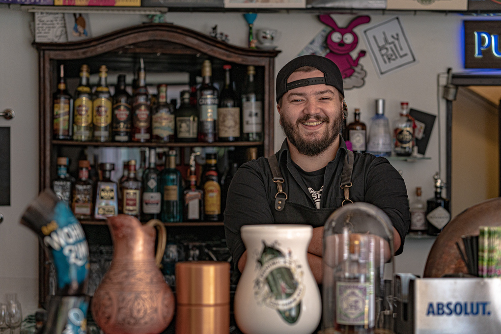 Kellner hinter der Bar im Das Wohnzimmer in Klagenfurt 