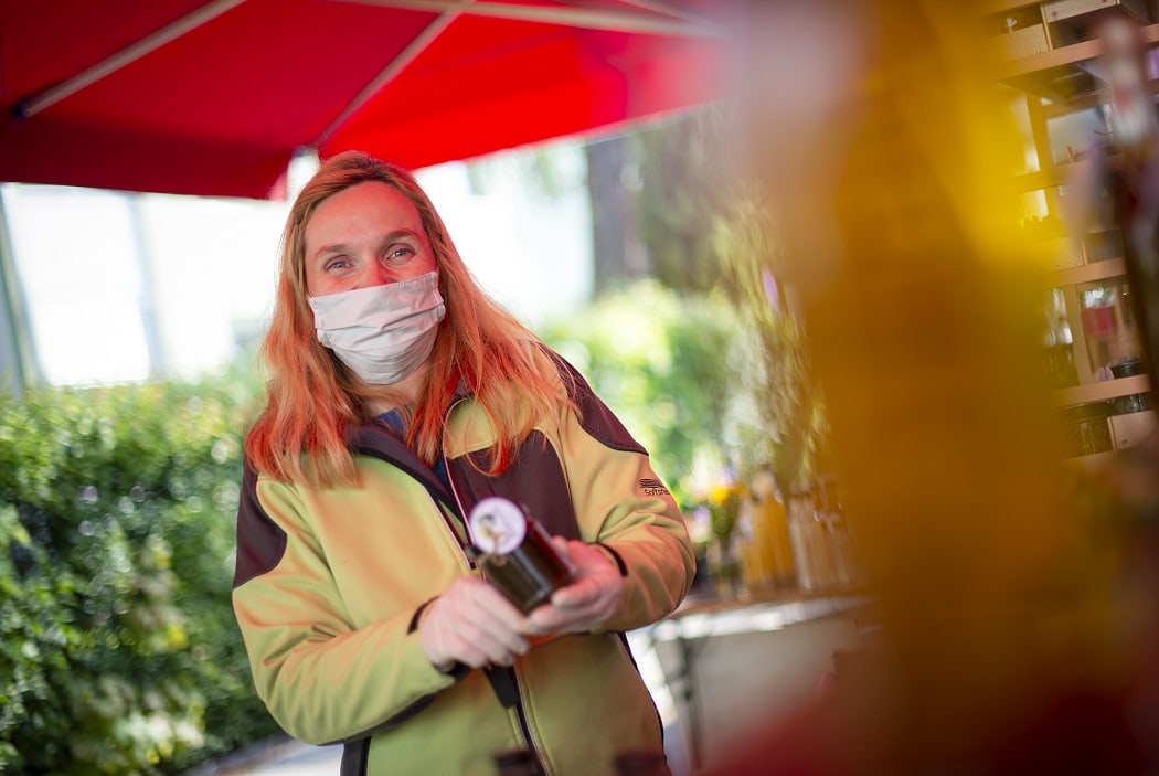 Hanna Pojavnik bietet am Benediktinermarkt selbstgemachte Säfte, Gelees, Sirup und Marmeladen an.