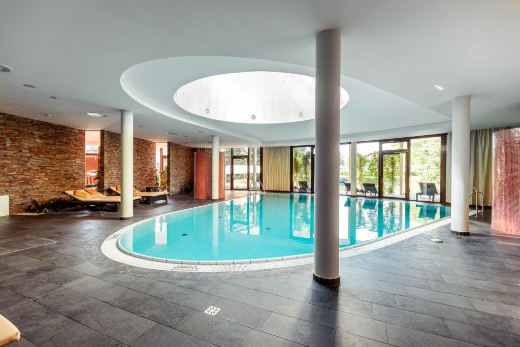 Indoor Poolbereich im Seepark Hotel