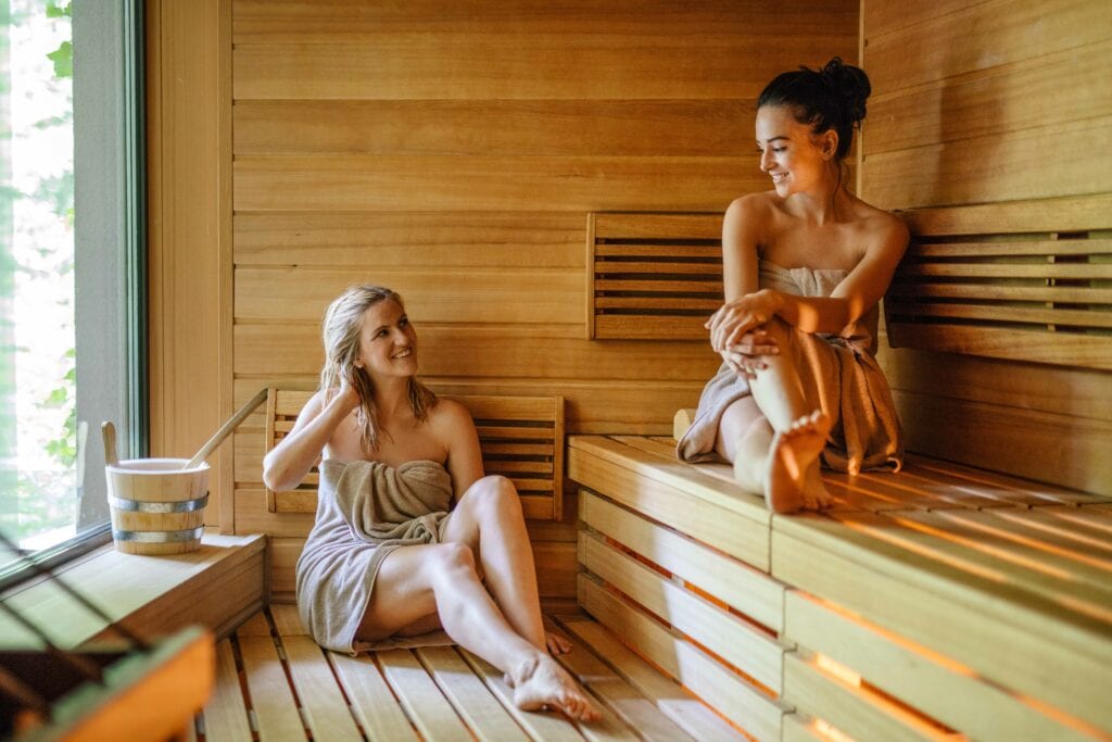 2 Frauen in Sauna beim Wellnessen im Seepark Hotel in Klagenfurt