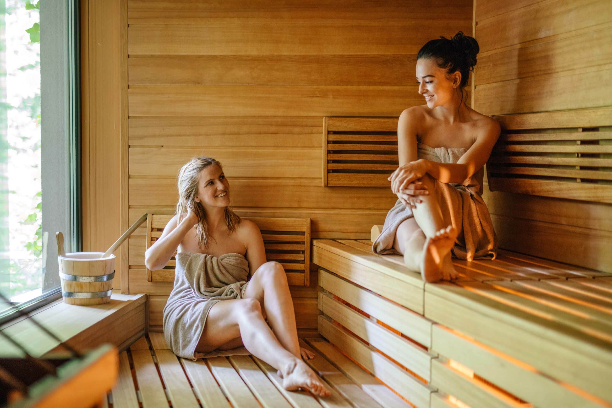 2 Frauen beim Saunabesuch im Seepark Hotel Klagenfurt 