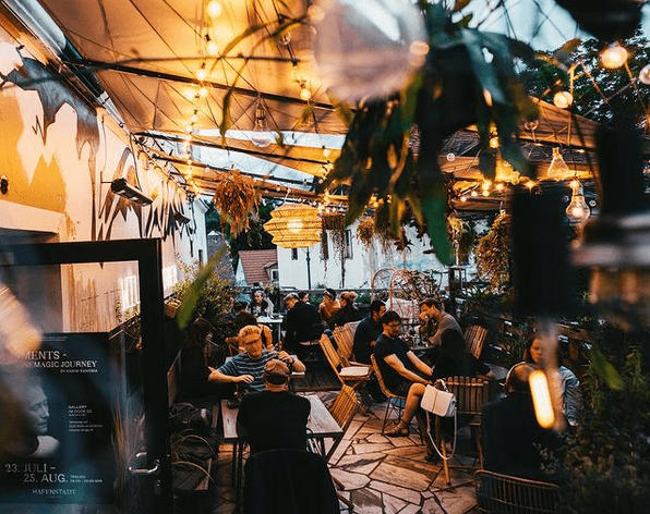 begrünter Gastgarten vom Lendhafen in Klagenfurt