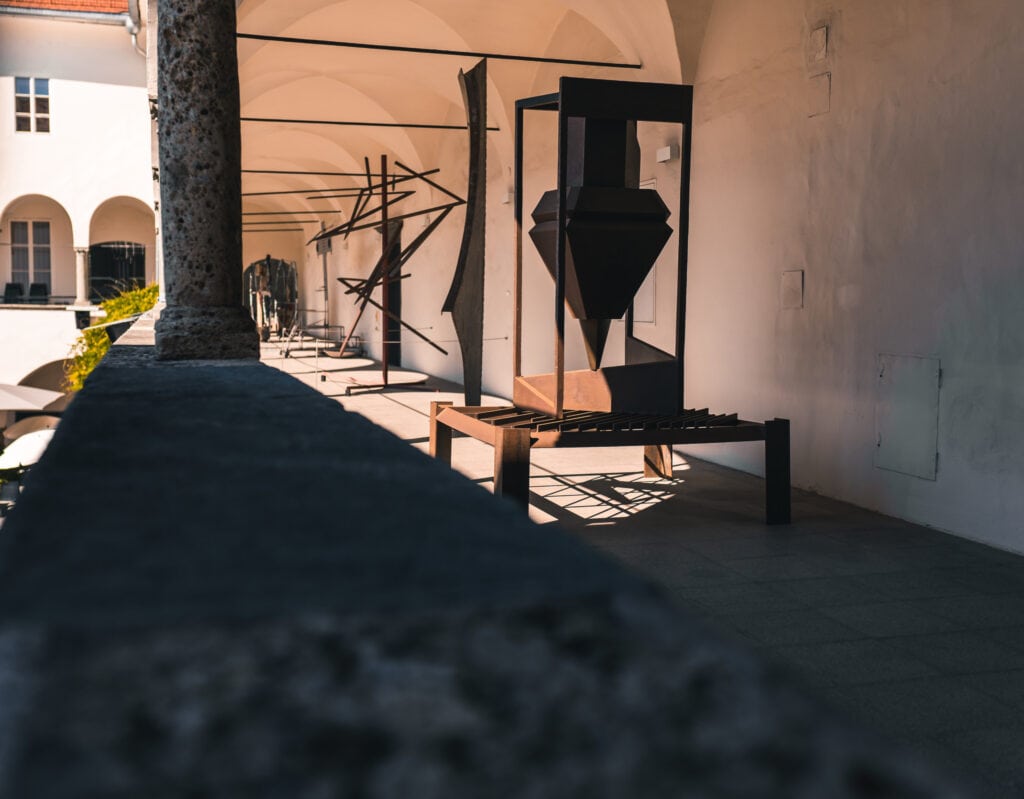 Skulpturen in den Arkadengängen des Burghofs in Klagenfurt