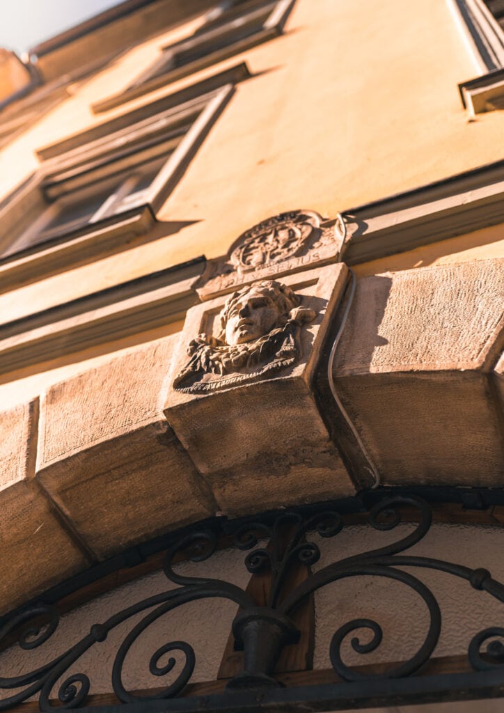 Fassade des Helldorf’sche Hauses in der Herrengasse 12 in Klagenfurt 