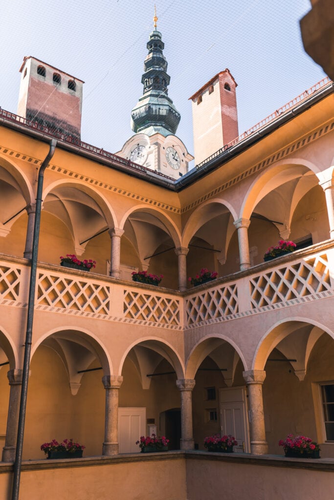 Innenhof mit Arkadenhängen beim alten Rathaus in Klagenfurt 