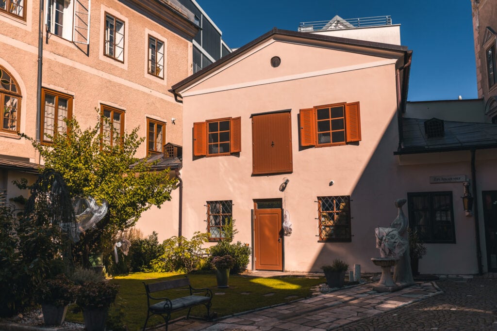 romantischer Innenhof in Klagenfurt an sonnigem Tag