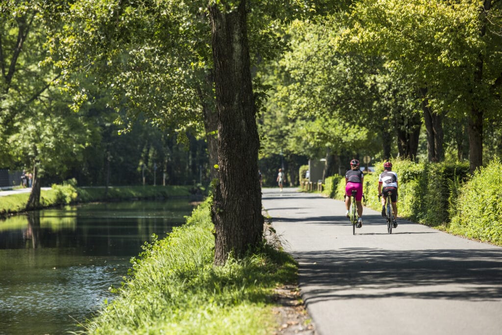 Radfahrer bei Radtour entlang des Lendkanals