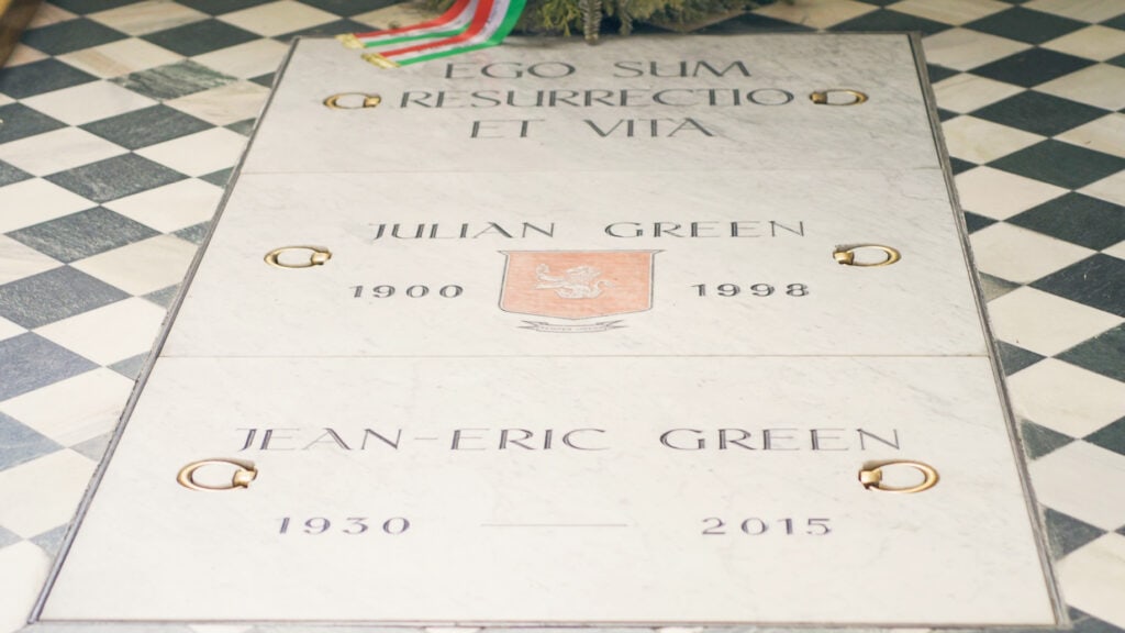 Grabstein des Schriftstellers Julien Green in der Stadtpfarrkirche St. Egid