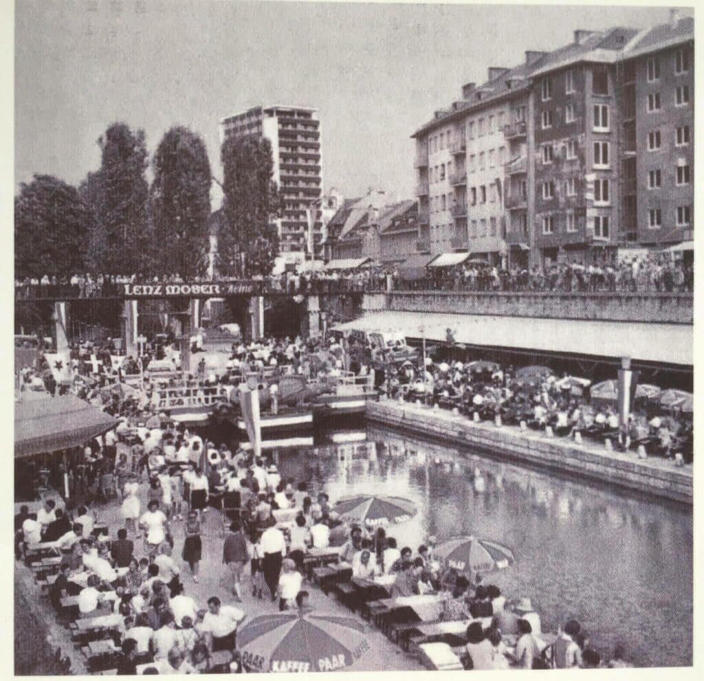 Schwarz-Weiß Bild des gut besuchten Lendhafens in Klagenfurt