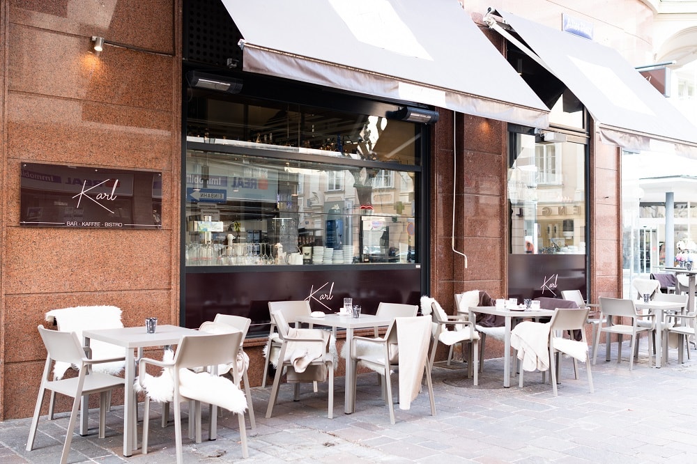 Tische im Außenbereich im Café Karl in Klagenfurt 