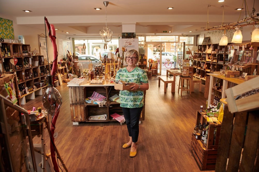 Dame mit Delikatessenbox im Dein's und Mein's Shop in Klagenfurt