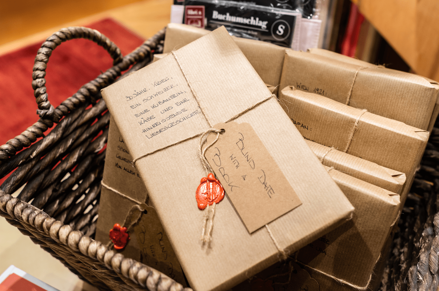 Heyn Klagenfurt - "Blind date with a book" - verpackte Bücher, die für Leseüberraschung sorgen