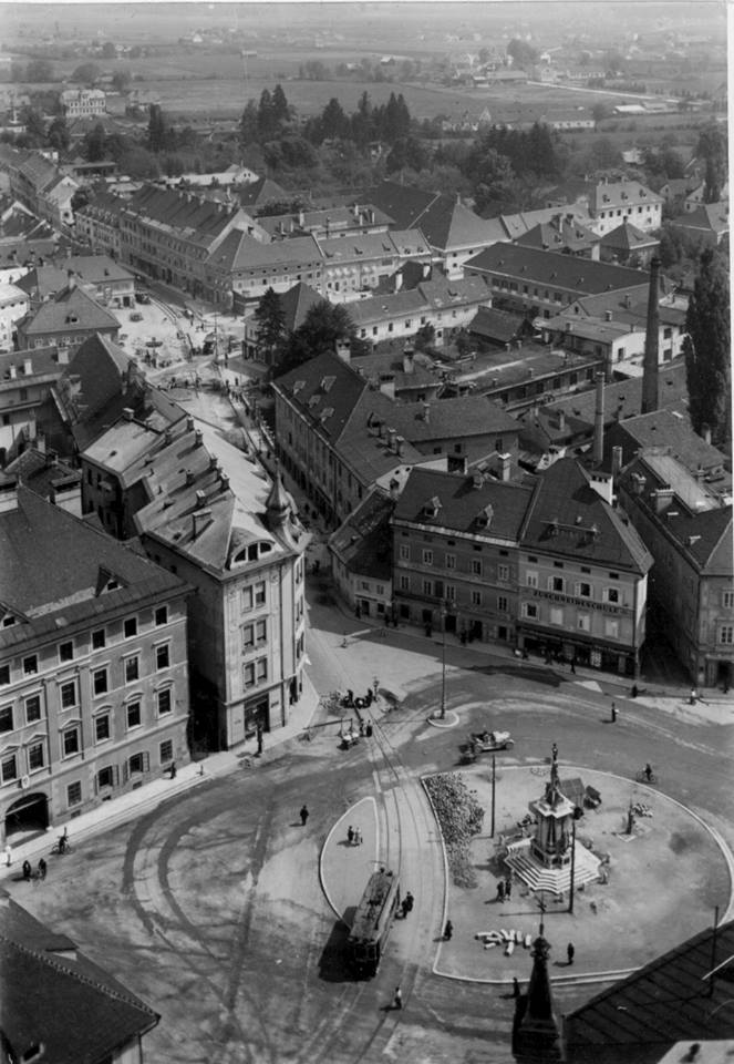 Schwarz-weiß Bild der Klagenfurter Innenstadt 