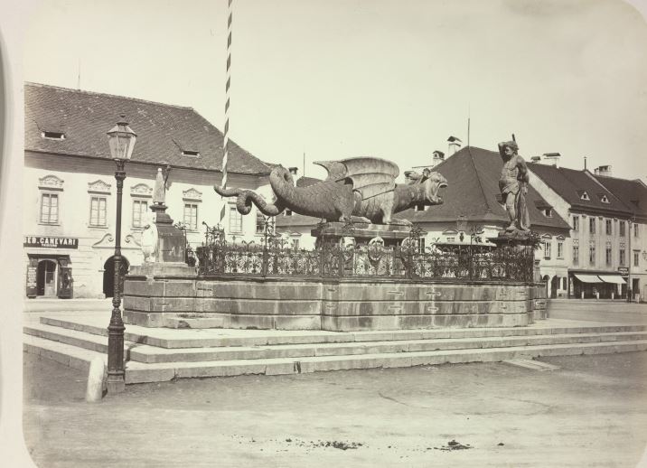 Altes schwarz-weiß Foto vom Lindwurm am Neuen Platz in Klagenfurt