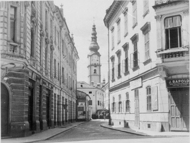 Schwarz-Weiß Bild der Klagenfurter Innenstadt mit Blick auf den Klagenfurter Dom