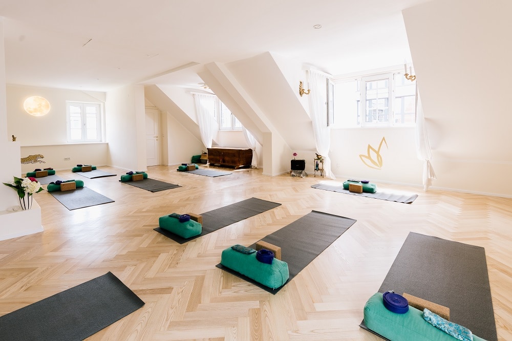 Yogamatten, Kissen und Blöcke im Yogastudio Nicoya Yoga in Klagenfurt