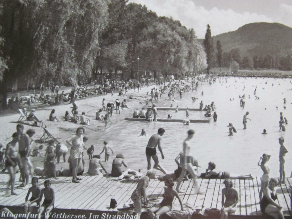 Altes Bild des sehr gut besuchten Klagenfurter Strandbads im Sommer