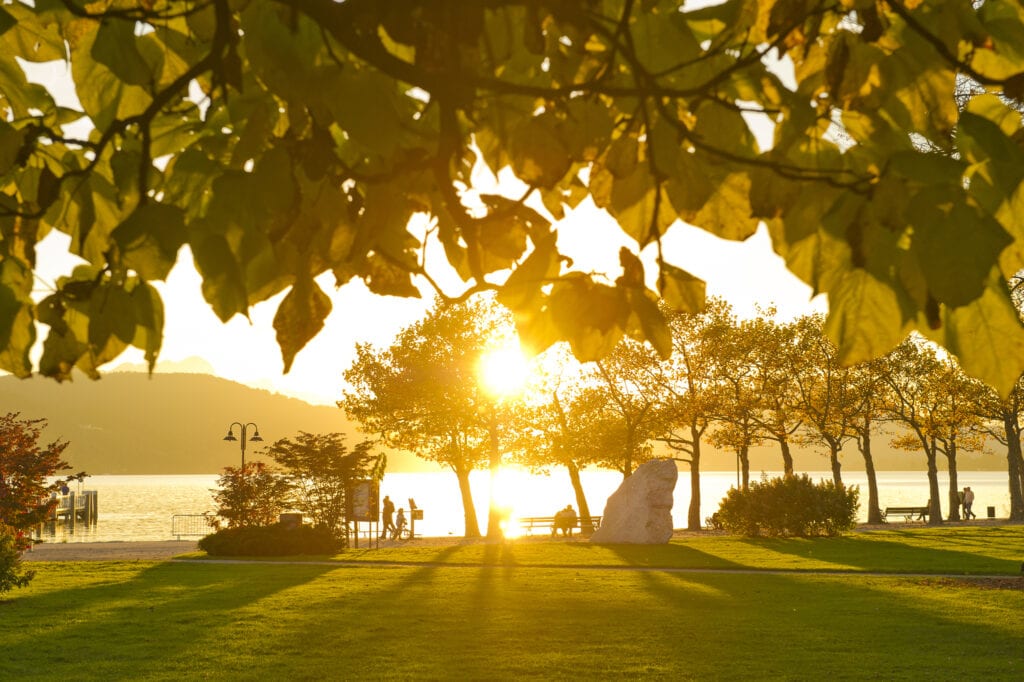 Malerischer Sonnenuntergang in der Promenade der Ostbucht