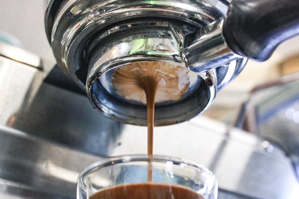 Espresso Zubereitung mit der Siebträgermaschine im Café Lichtspiel in Klagenfurt