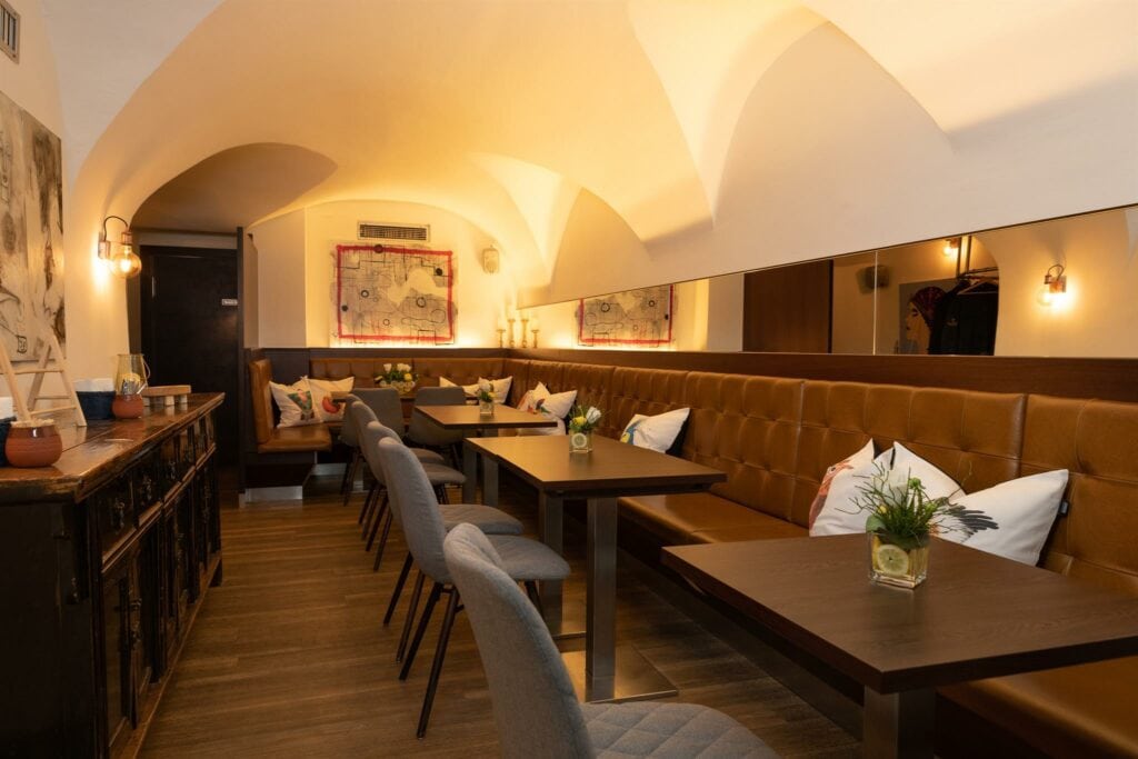 ein Blick ins Restaurant Vogelhaus in der Domgasse in Klagenfurt, einem Haubenlokal in dem man ein romantisches Dinner für zwei genießen kann, die mehr Gänge Menüs können auf Wunsch auch glutenfrei oder laktosefrei, sowie vegan zubereitet werden