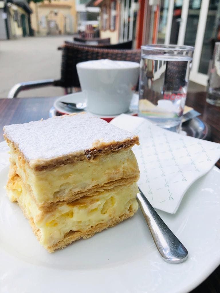 Kaffee und Cremeschnitte in der Café Konditorei Fahrnberger in Klagenfurt  