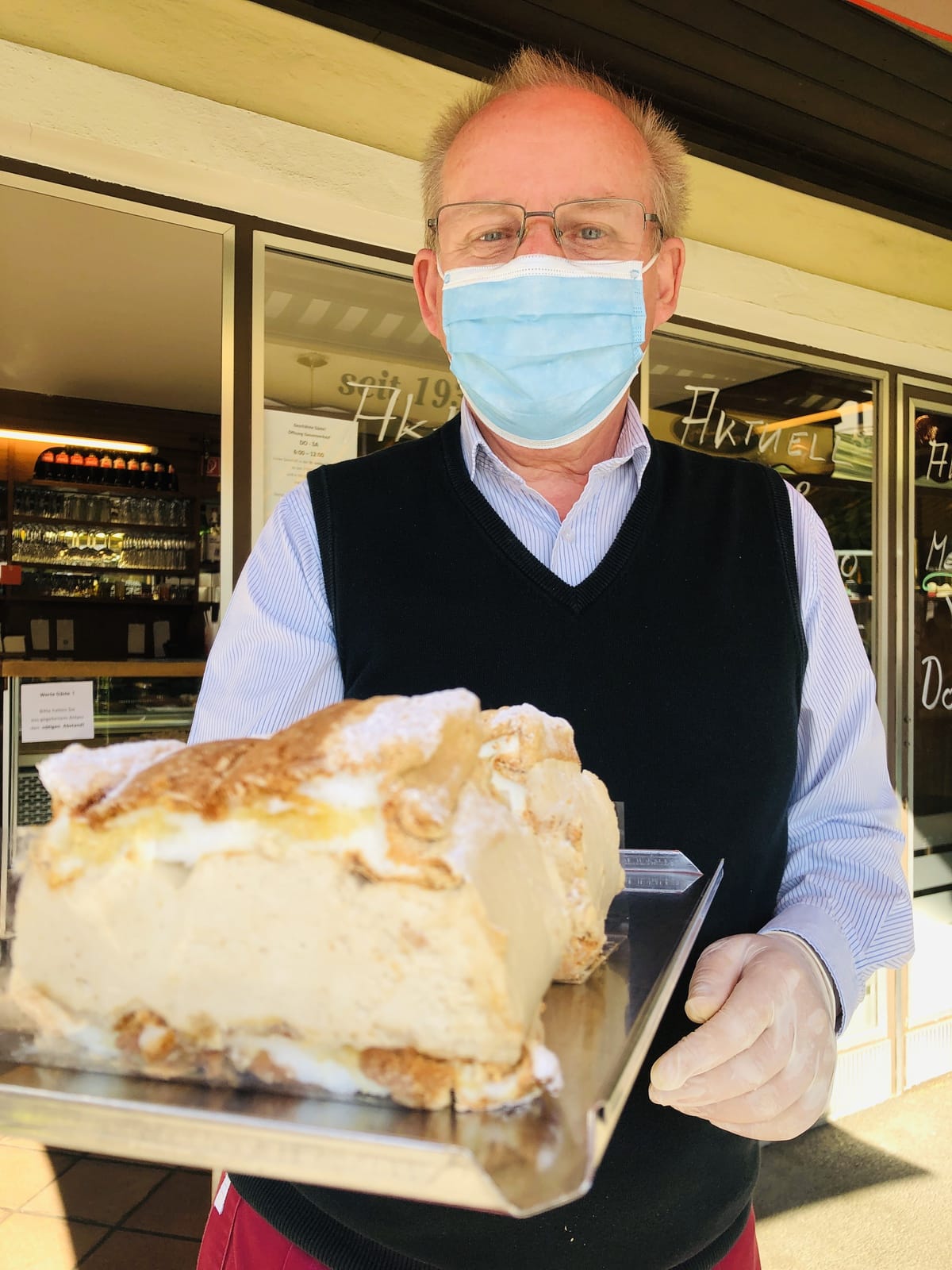 Konditor präsentiert Kardinalschnitte der Cafè Konditorei Fahrnberger