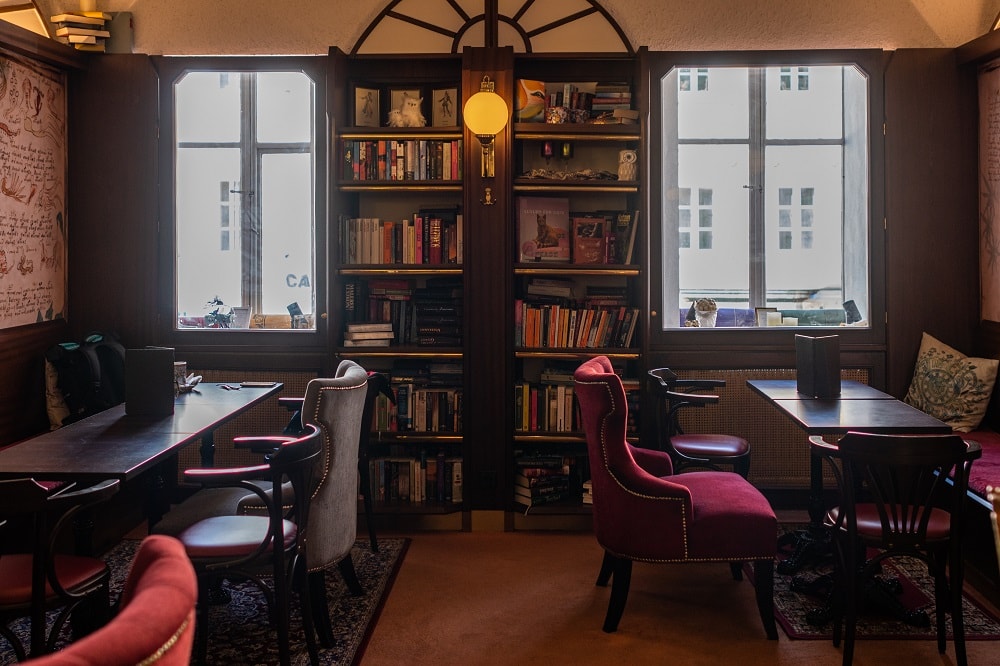 Das Phoenix Book Café in der Klagenfurter Innenstadt lädt nicht nur Harry Potter Fans zu sich ein. In der gemütliche Atmosphäre mit dunklem Holz, alten, roten Möbeln und Büchern rundum fühlt man sich wohl.