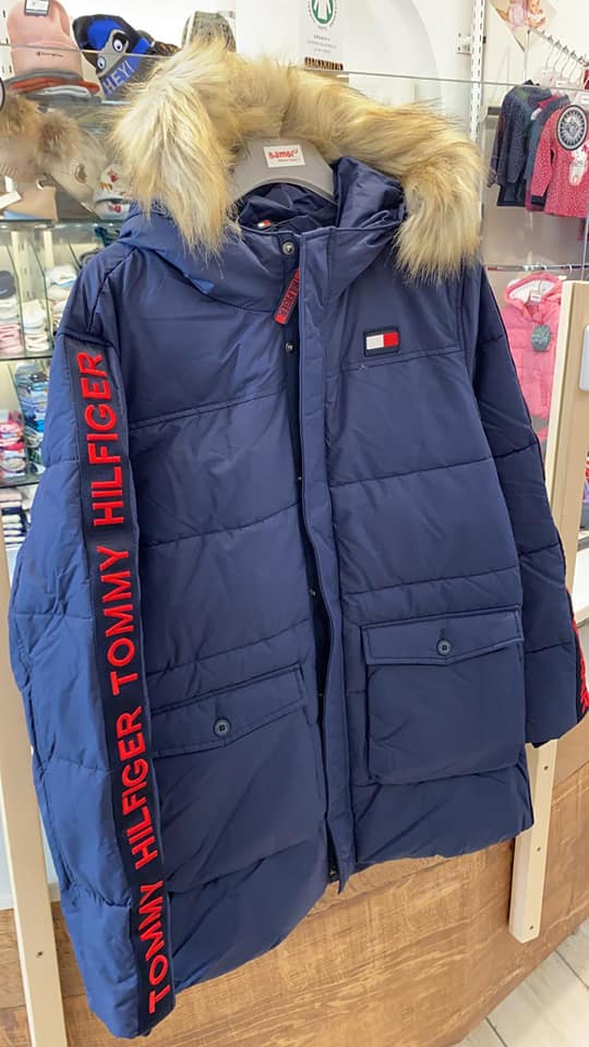 Winderjacke von Tommy Hilfiger mit Kapuze bei Bambi Plus in Klagenfurt