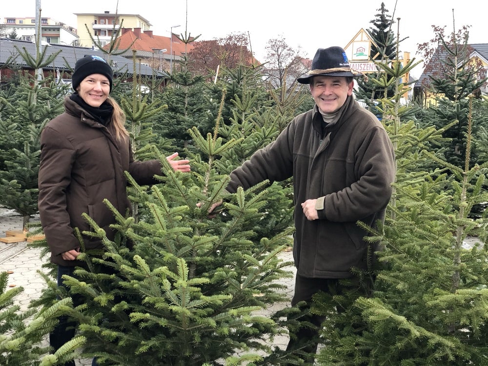 Christbaumhändler, Christbaumbauern, Christbaum Klagenfurt am Wörthersee, 9020, Christbaummarkt, Christbaum kaufen, Messegelände, Weihnachtsbaum, Josef Rotter mit Tochter beim Baumverkauf