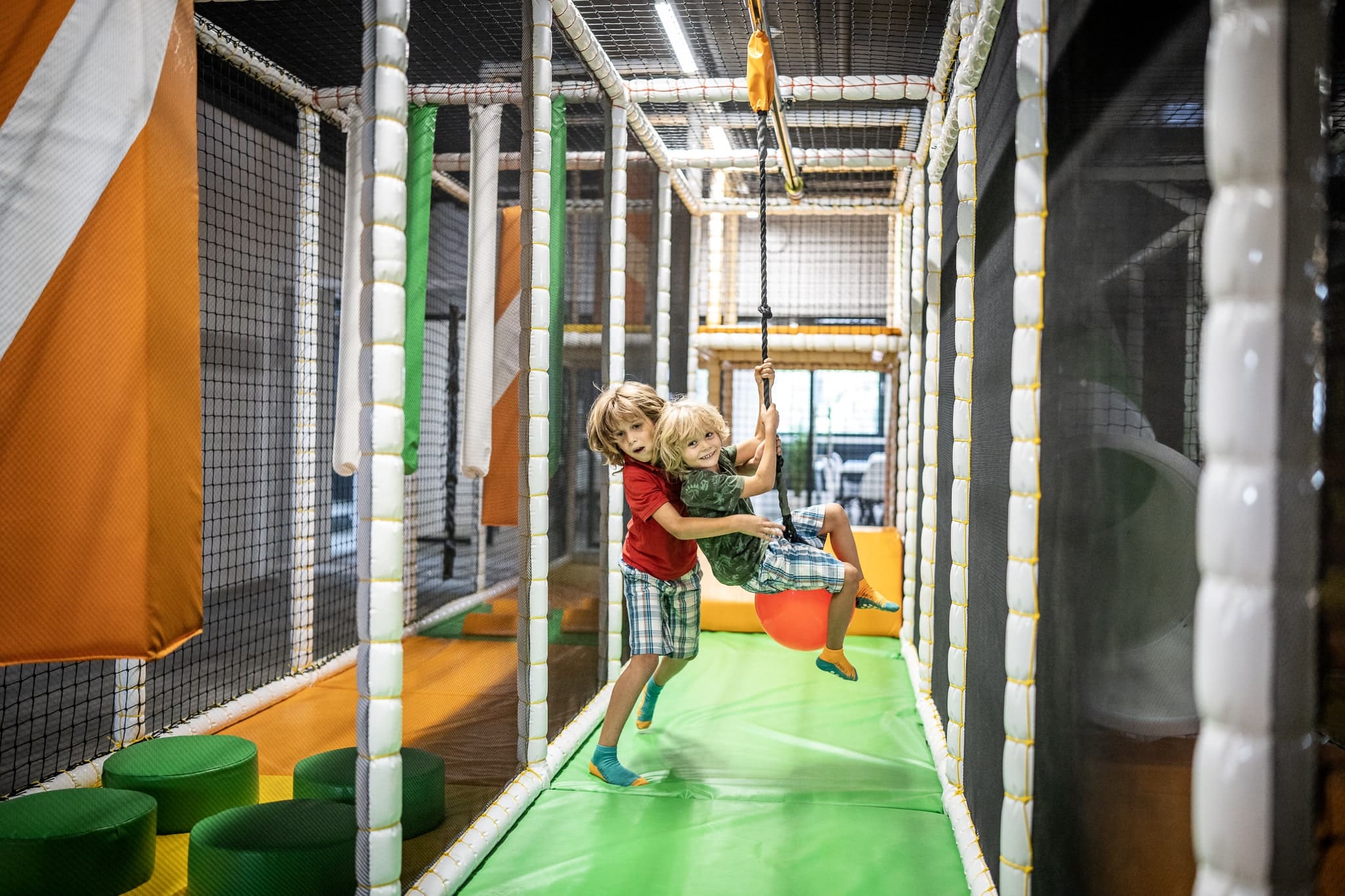 zwei Kinder spielen in der Jumpworld one in Klagenfurt