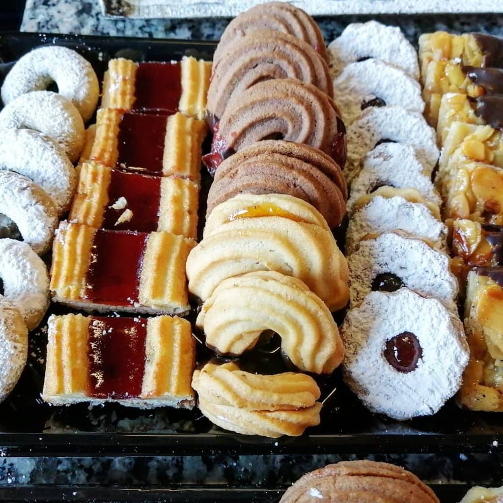 Nahaufnahme einer Reihe von Weihnachtskeksen von der Naturbäckerei Lagler