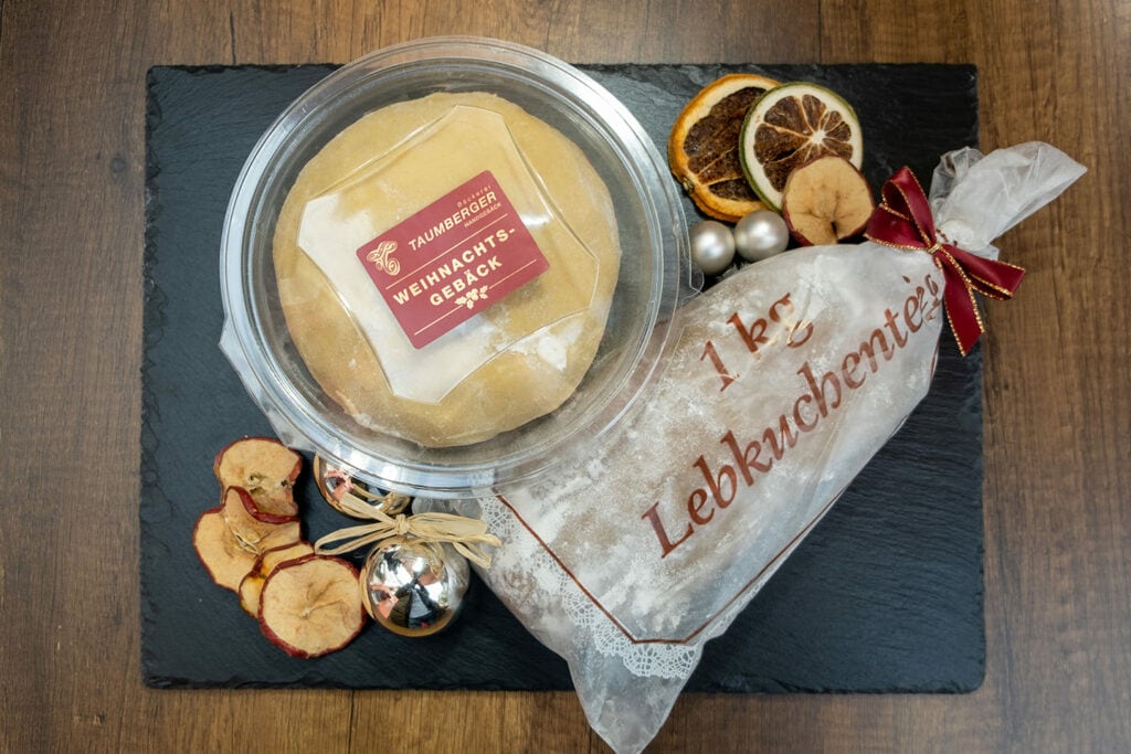Der Fertig-Lebkuchenteig der Bäckerei Taumberger gut verpackt in einer Schüssel, daneben ein Sackerl auf dem Lebkuchenteig steht