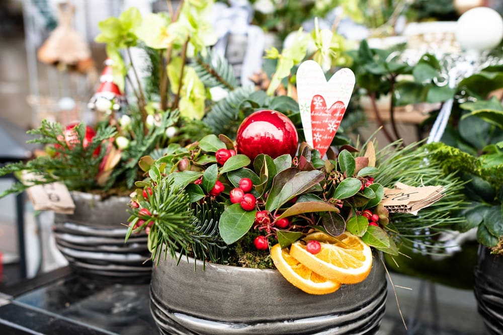 Weihnachtlich dekorierte Blumengestecke 