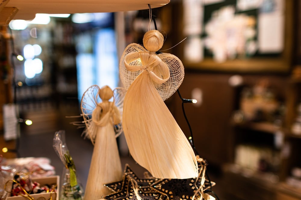Weihnachtsengel Schmuck für den Christbaum in dem Klagenfurter Laden Deins & Meins