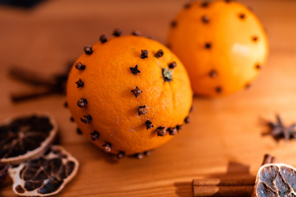 Zwei frische Orangen mit Nelken verziert sorgen für einen weihnachtlichen Duft zuhause