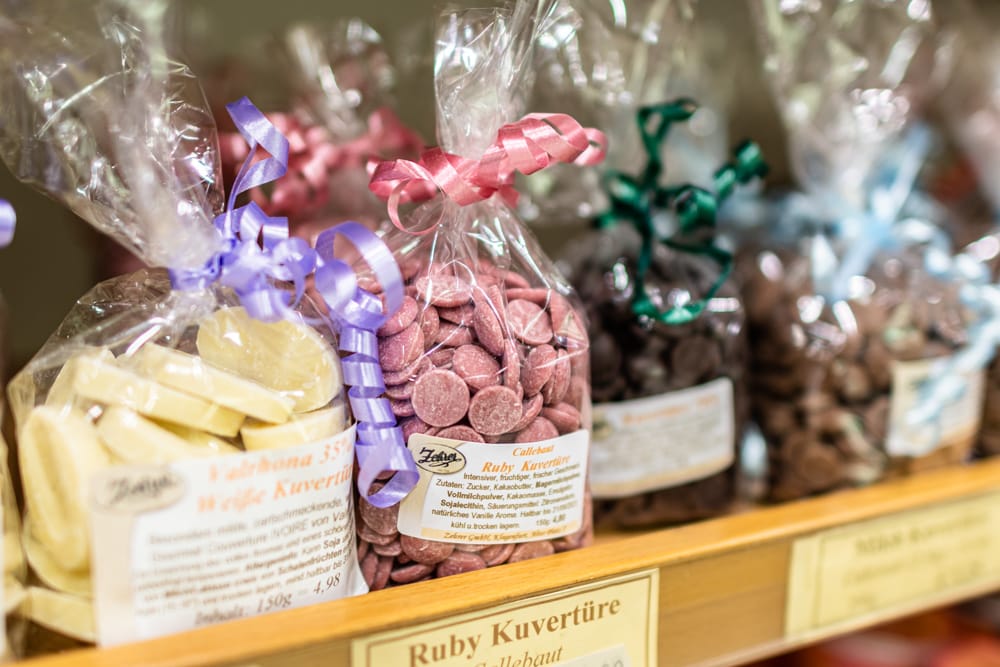 Weiße, dunkle und rosa Schokolade zum Schmelzen für Kuchen und anderes Gebäck gibt es bei Zehrer in Pastillenform